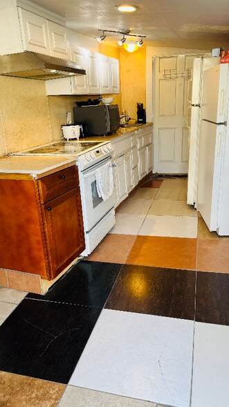 Building Photo - 18641 Crabtree Ave