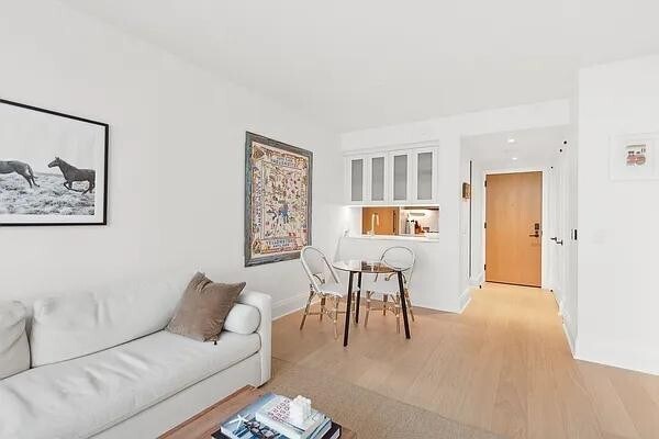 Primary Photo - 210 Warren St