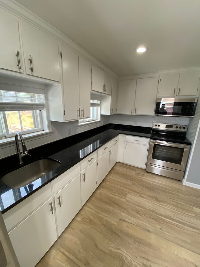 Building Photo - Cozy Renovated 2-Bedroom Home in Emmaus – ...