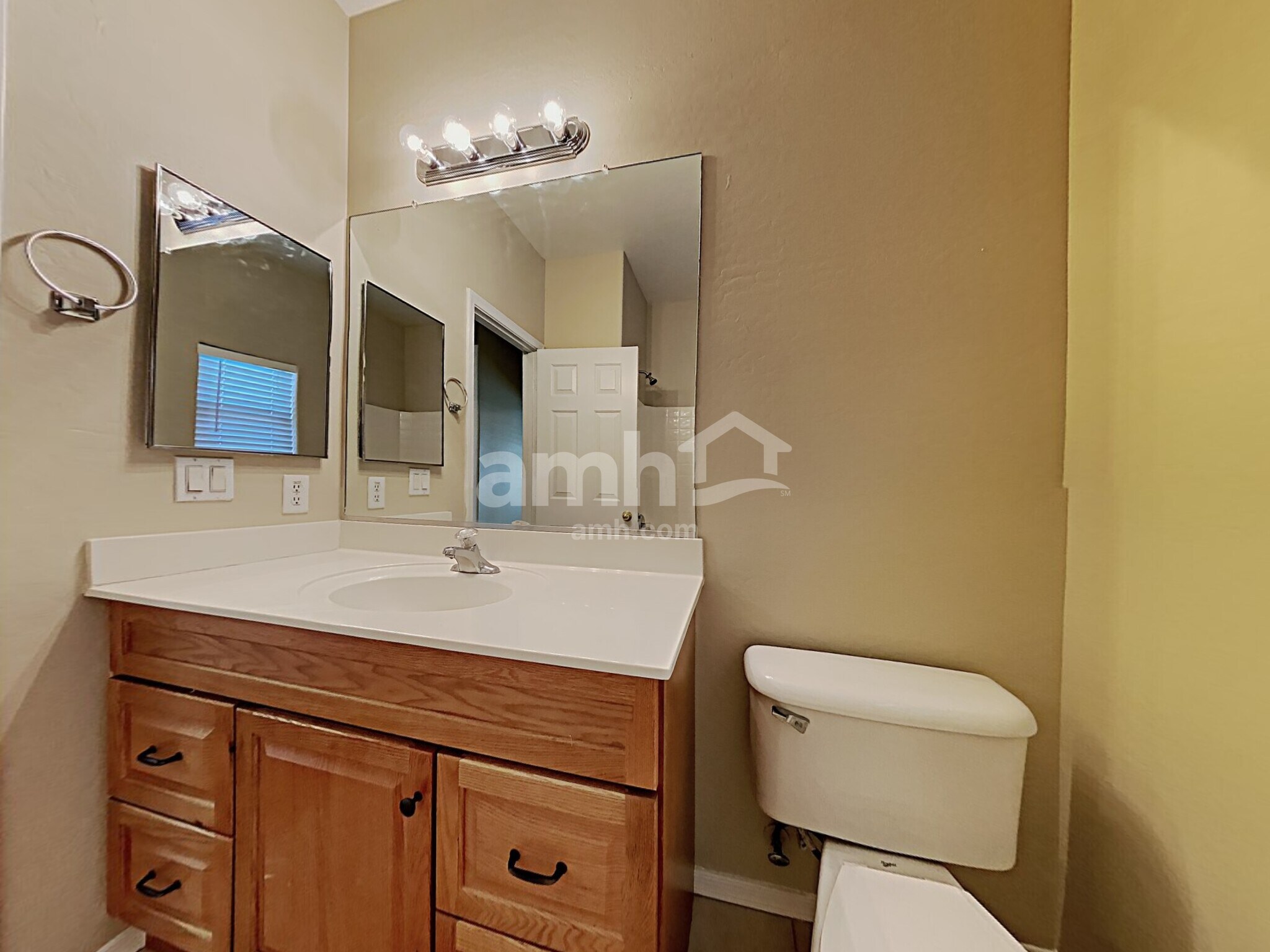 Building Photo - 5526 W Pecan Rd