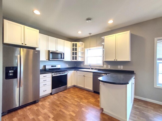 Building Photo - 5948 Oakgreen Ave N