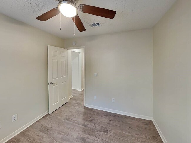 Building Photo - 110 S Village Knoll Cir