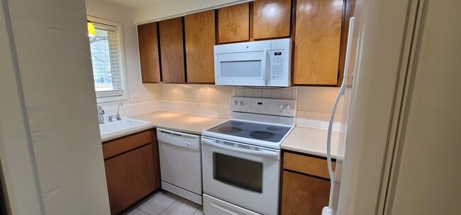 Building Photo - Spacious & Modern Townhouse