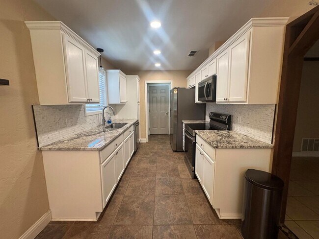 Building Photo - 2113 Selma Dr