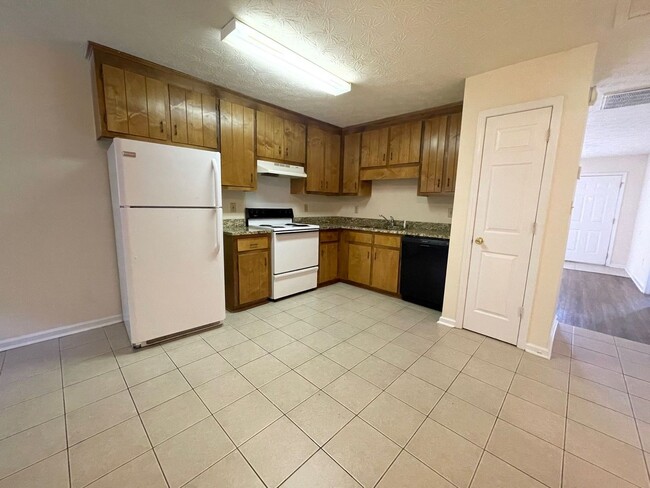 Building Photo - PRE-LEASING FOR AUGUST 7TH, 2026!