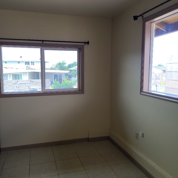 Building Photo - 547 Kaao Cir