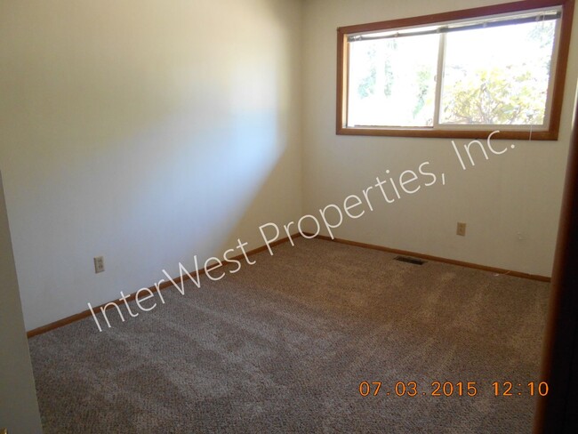 Building Photo - 3 Bedroom Ranch Style on Cul De Saq with Fenced Yard, Wood Stove & Garage!