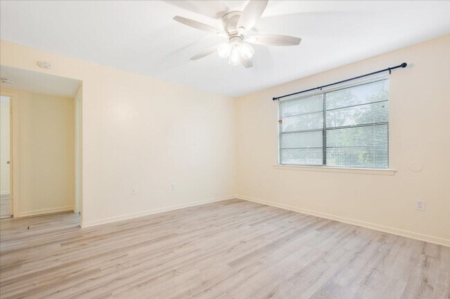 Building Photo - 2-Bedroom Apartment in Convenient Savannah Location