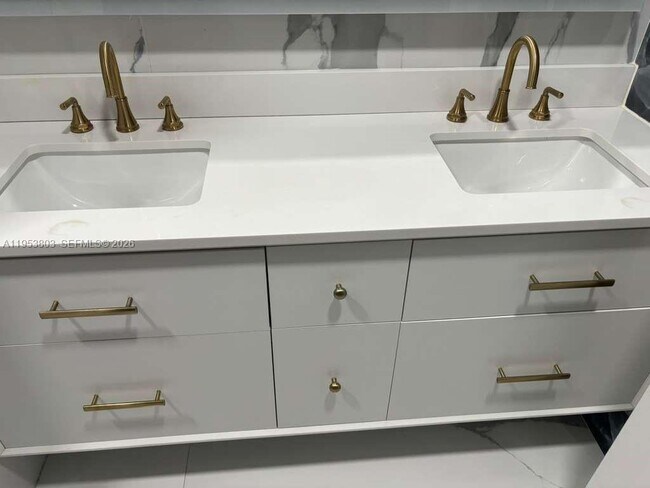 Building Photo - 2733 NE 3rd Ct