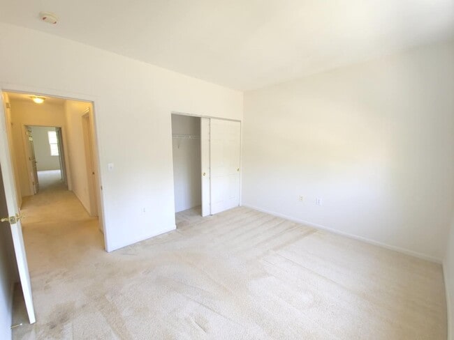 Building Photo - East End Townhouse! Now Available!
