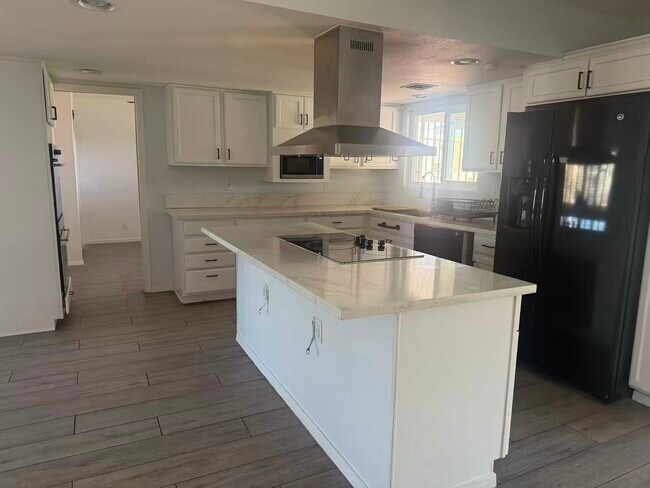 Building Photo - 1662 Shadow Mountain Pl