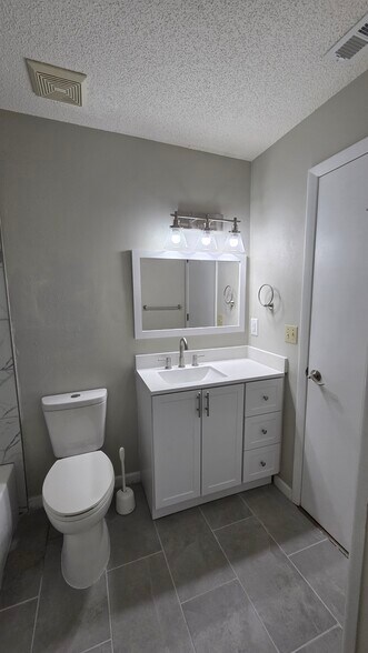 Main bath - 927 Capri Isles Blvd