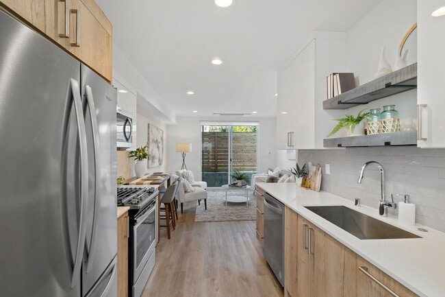 Building Photo - Modern 2bd/2ba Townhome with Rooftop & Par...