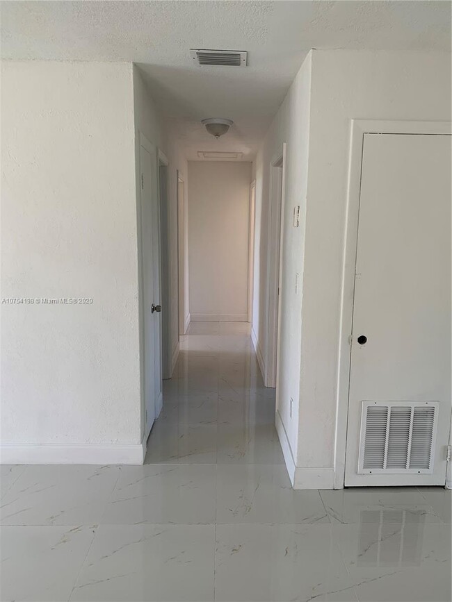 Building Photo - 3 bedroom in Miami Gardens FL 33056