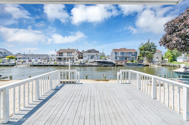Building Photo - 205 S Shore Dr
