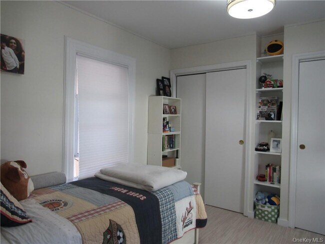 Building Photo - 242 William St