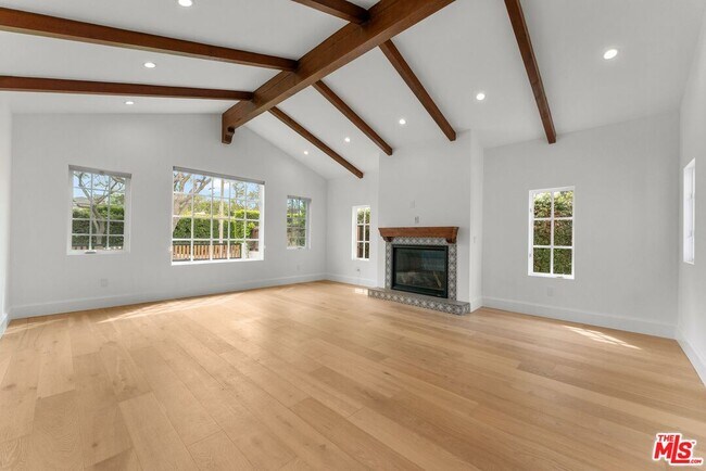 Building Photo - 9005 Rosewood Ave