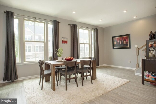 Building Photo - Stunning 3bd 2.5bth townhome in the Pondview community in Millersville.