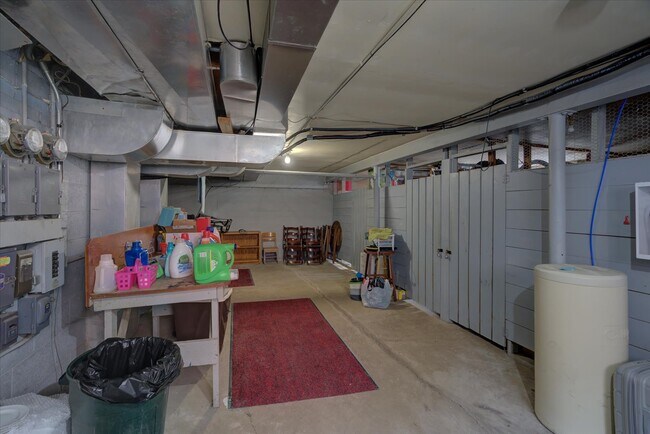 Building Photo - 717 Pickford St