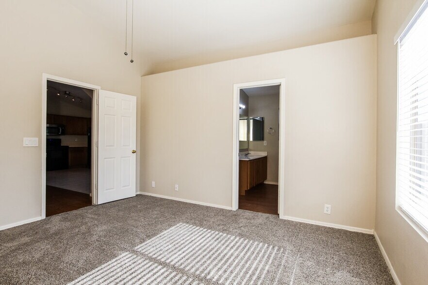 Building Photo - 3319 W Louise Dr