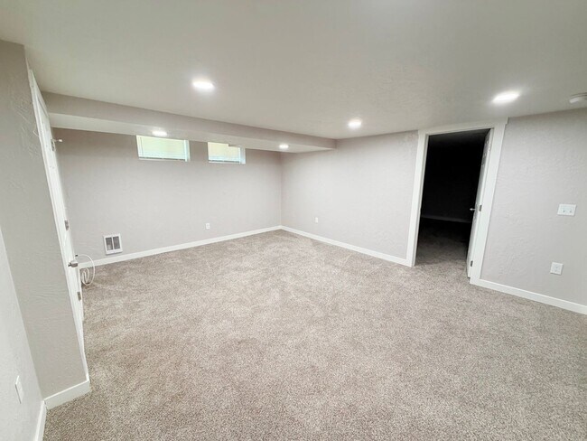 Building Photo - 921 4th Ave N