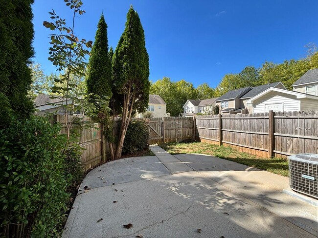 Building Photo - 3 Bedroom in Huntersville with Fenced Back...