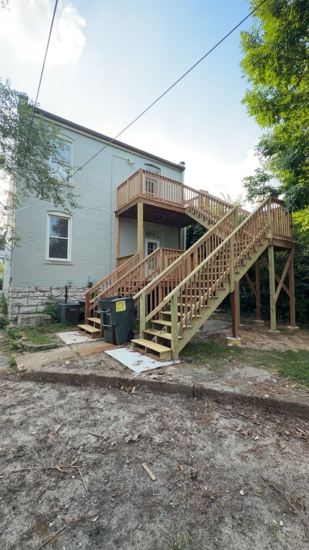 Building Photo - 2 bed/1 bath upper unit