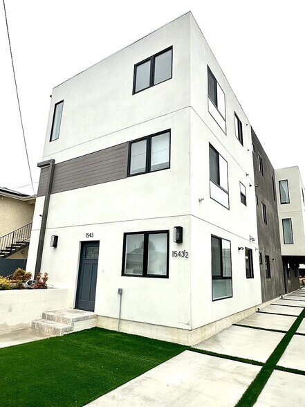 Building Photo - 1543 W 37th Pl