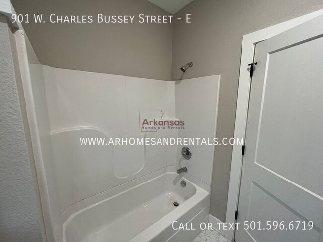 Building Photo - 901 W Charles Bussey Ave