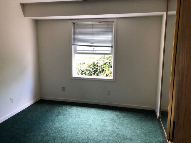 Building Photo - ***REDUCED SECURITY DEPOSIT***-Spacious 4 bedroom with 3 full bathrooms. Well maintained, private...