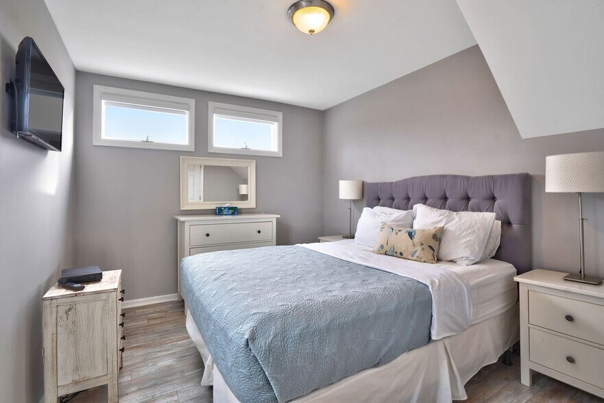 Building Photo - 184 Creek Rd