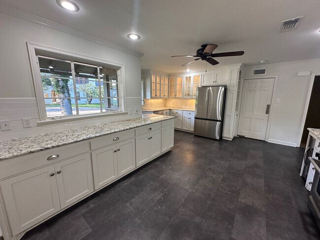 Building Photo - Must see, beautiful home!