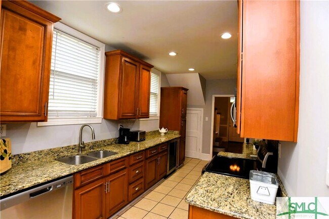 Building Photo - Spacious and fully furnished Victorian beauty