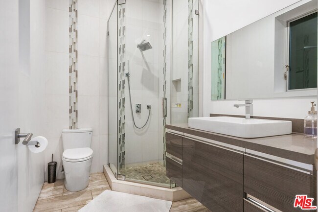 Building Photo - 1717 Sunset Plaza Dr