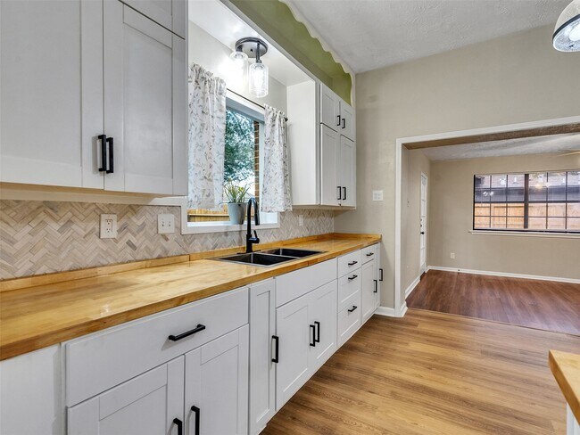 Building Photo - 414 N Avenue C