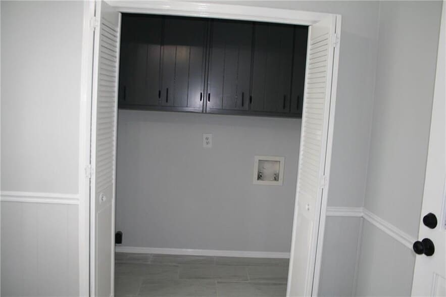 Building Photo - 2075 Pinewood Dr