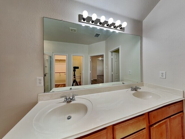 Building Photo - 9100 Lockhart Dr