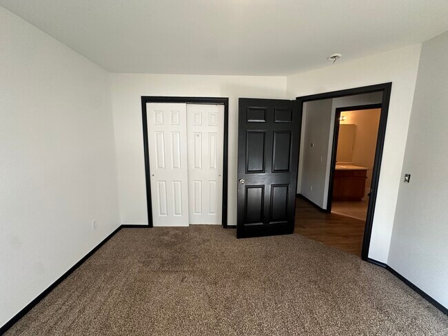 Building Photo - 647 S Hazelnut Ave