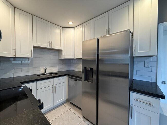 Building Photo - 530 NE 34th Ct