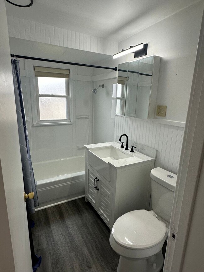 Building Photo - Newly Renovated 3 Bedroom Home