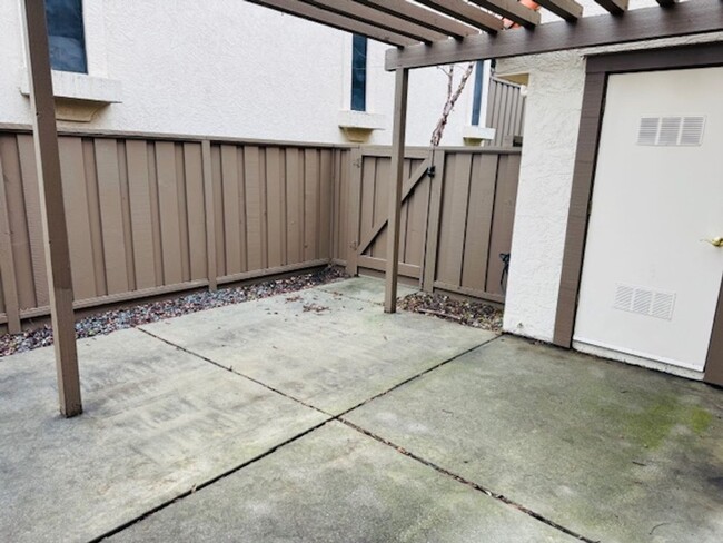 Building Photo - Wonderful 3 bedroom townhome in Main Chance Estates