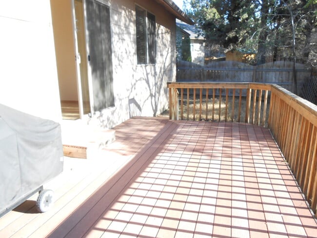 Building Photo - 1021 SW Crosscut Ct