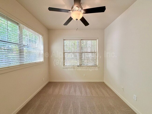 Building Photo - 657 NE Garswood Ln