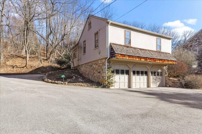 Building Photo - 825 Creek Rd