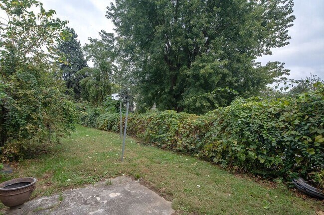 Building Photo - 330 W 3rd Ave