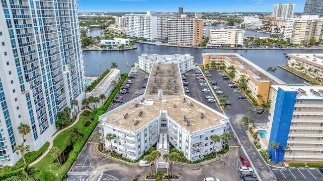 Building Photo - 1913 S Ocean Dr