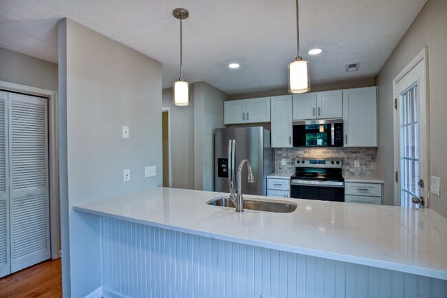 Building Photo - 617 13th Ave S