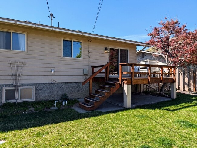 Building Photo - Over Sized 3-Bed, 2.5-Bath SFH w/ 2-Car Garage, & Fenced Backyard!