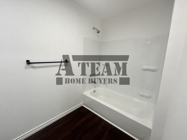 Building Photo - Remodeled 3 Bedroom 2 Bathroom
