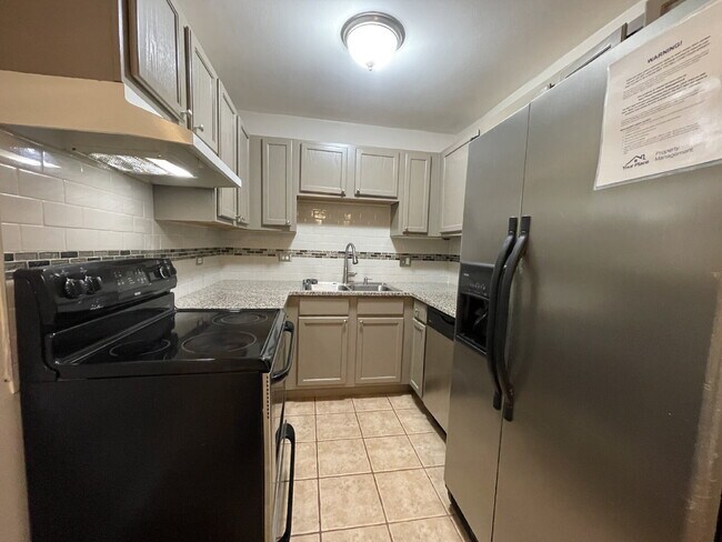 Building Photo - Private, End Unit - 2 Bed, 1 Bath Condo in...